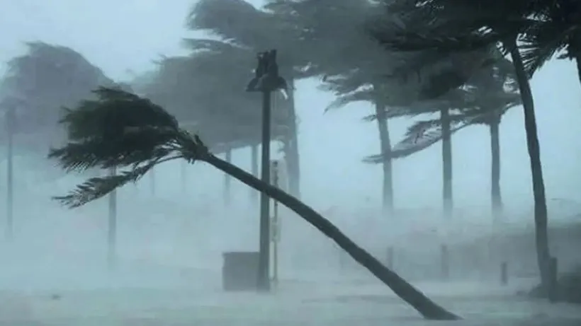 ৮০ কিমি বেগে ঝড়ের পূর্বাভাস, নদীবন্দরে সতর্কতা